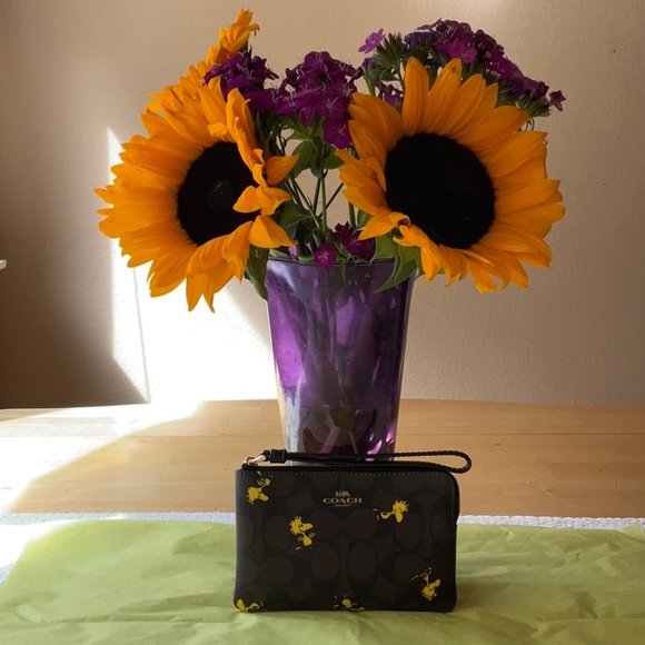 COACH X PEANUTS CORNER ZIP WRISTLET WITH WOODSTOCK PRINT - Picture 4 of 15